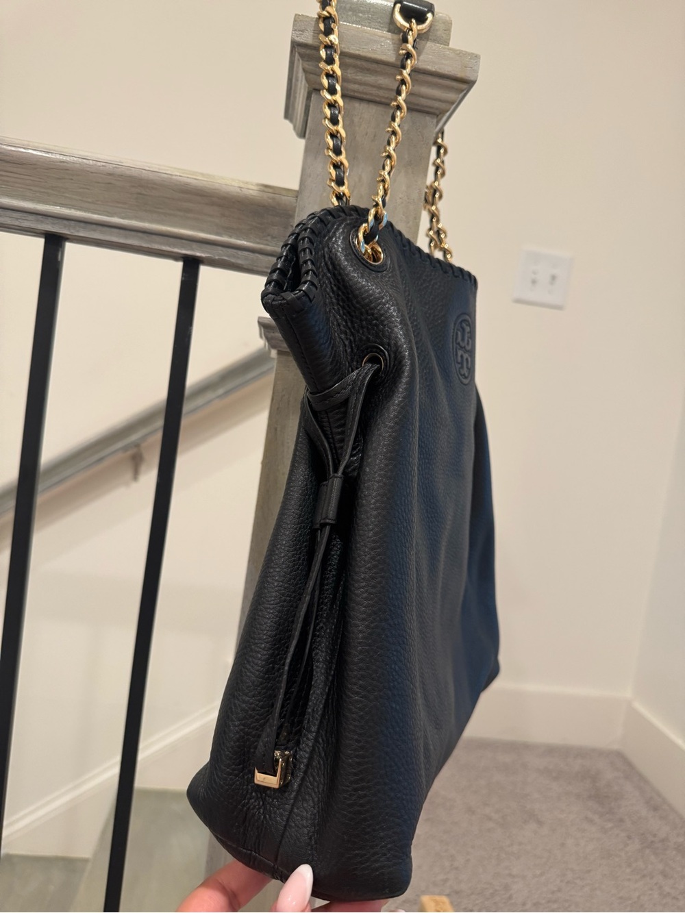Tory Burch Black Leather Shoulder Bag with Gold Chain Handles - Picture 5 of 6